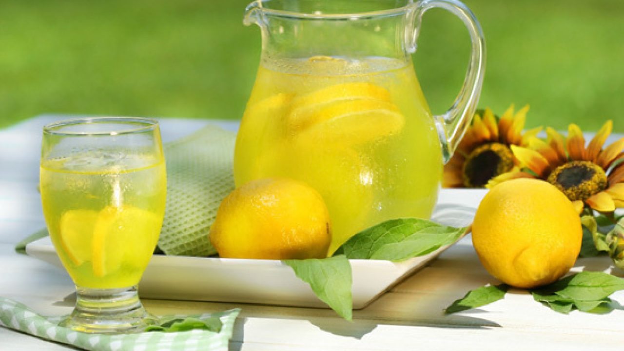 5 motive să bei apă caldă cu lămâie și miere, în fiecare dimineață